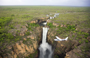 Darwin, let nad vodopády Kakadu Falls